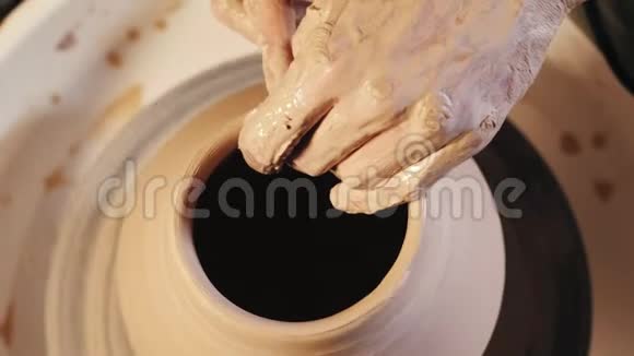 创造陶器传统陶器的概念经验丰富的男性波特手视频的预览图