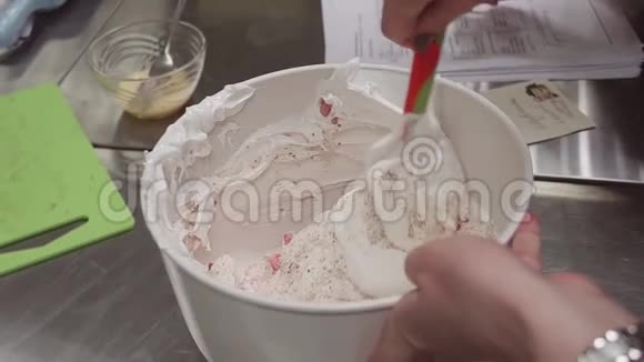 在厨房里把切好的草莓和鲜奶油混合在一起视频的预览图