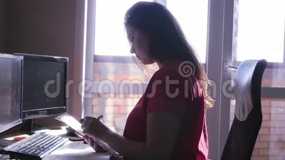 一个年轻的女会计坐在办公室做会计理解支票堆在计算器上视频的预览图