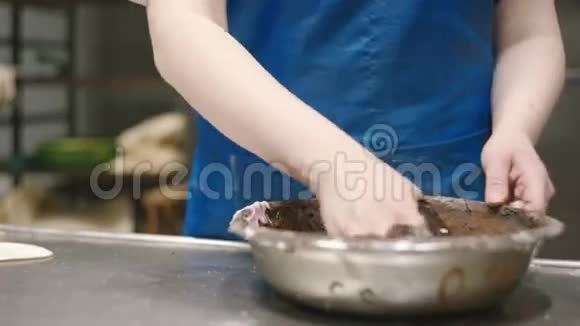 女人在搅拌巧克力视频的预览图