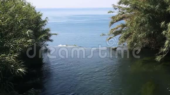 瀑布和蓝色大海的镜头视频的预览图