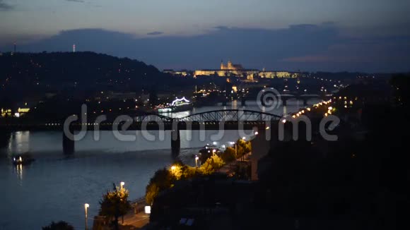 布拉格城堡夜景全景桥火车铁路视频的预览图
