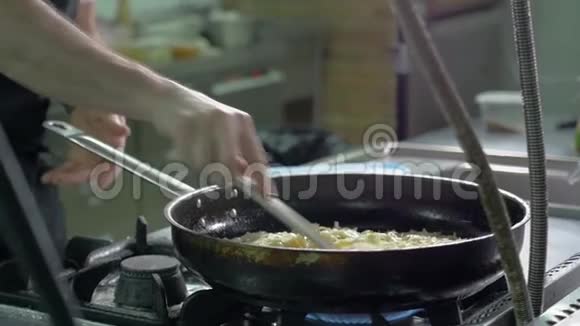 厨师在工作时用酒做炒菜视频的预览图