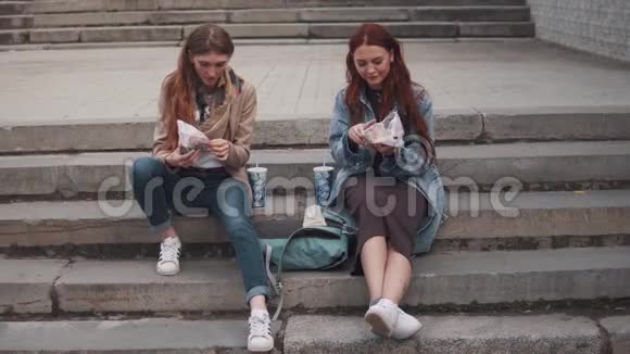两个女朋友在户外吃汉堡包视频的预览图
