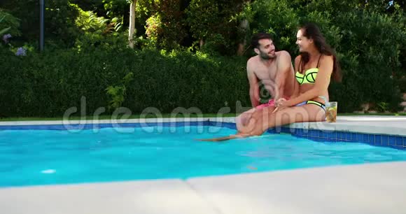 一对情侣在泳池边喝冰茶视频的预览图