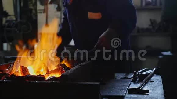 铁匠把铁烧开慢动作视频的预览图