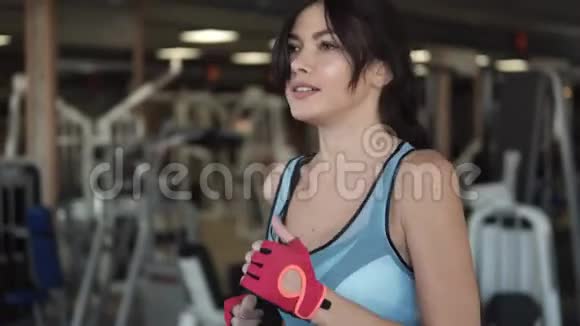 健身房跑步机上女孩的特写照片视频的预览图
