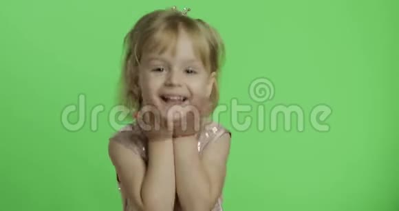 穿着光滑裙子跳舞的女孩快乐的四岁孩子色度键视频的预览图