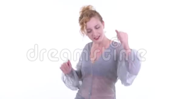 快乐美丽的金发女人跳舞视频的预览图