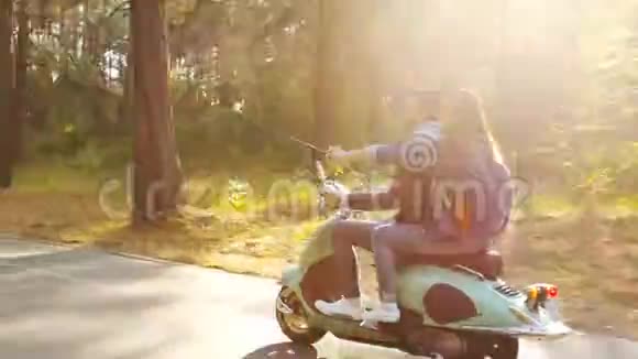 一对骑摩托车的人自拍棒视频的预览图
