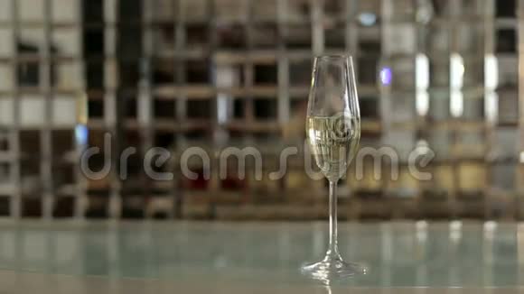镜子背景上的夜店灯光照亮了香槟的玻璃视频的预览图