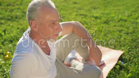 积极的老年人在户外运动后休息视频的预览图