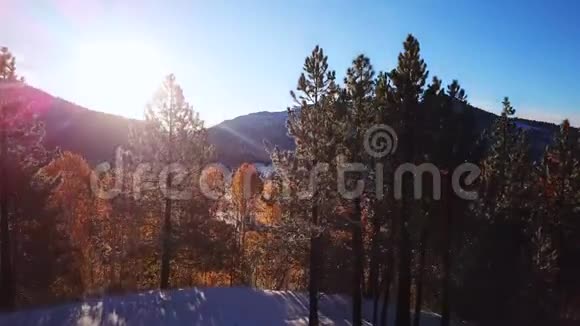 雪山日出的无人机镜头视频的预览图