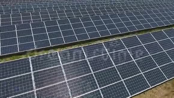 生产可再生能源的太阳能电池板单元视频的预览图