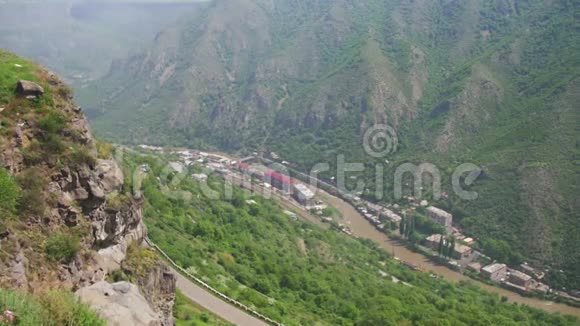 亚美尼亚山区的地貌上景山河和蛇形视频的预览图