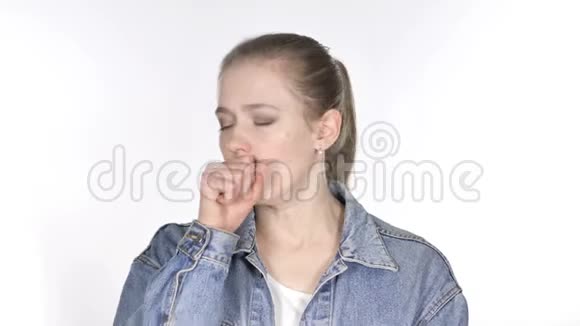 偶然青年妇女咳嗽咽喉感染的肖像视频的预览图