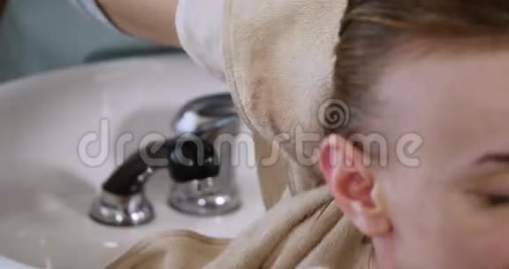 巴伯用毛巾擦拭客户的头部视频的预览图