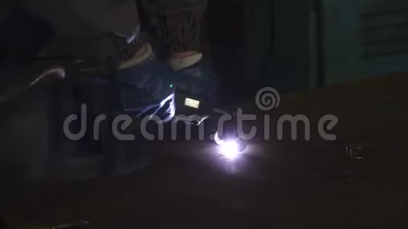 一名工厂工人在切割钢片时被砍伤周围有火花视频的预览图