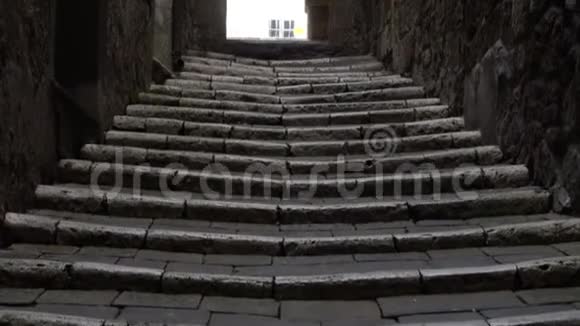 带楼梯的意大利小镇空老街景视频的预览图