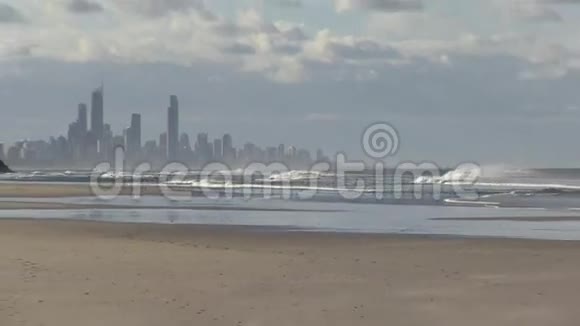 从冲浪者天堂的视野中放大在棕榈滩黄金海岸澳大利亚视频的预览图