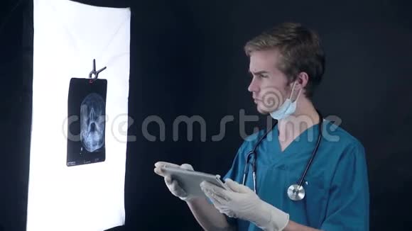在医疗诊所工作的男医生检查头部X光片视频的预览图