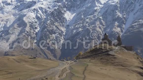 高加索山脉卡兹别克山附近的古格尔盖蒂三一教堂视频的预览图