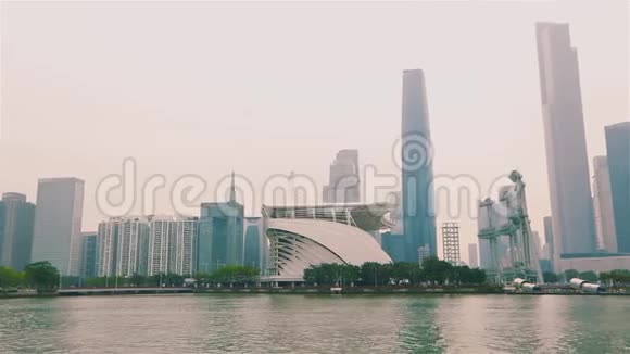 珠江附近的摩天大楼观广州隔江珠江广州商业区视频的预览图