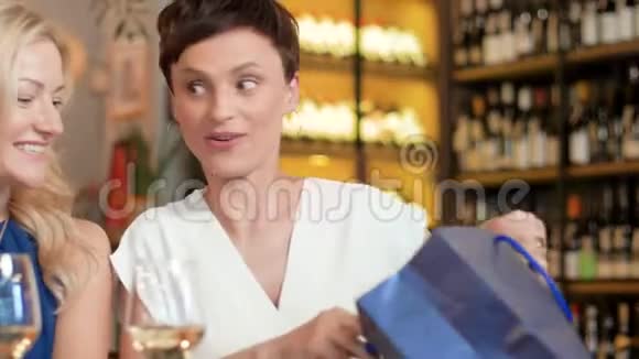 带着购物袋的女人在酒吧或餐馆视频的预览图