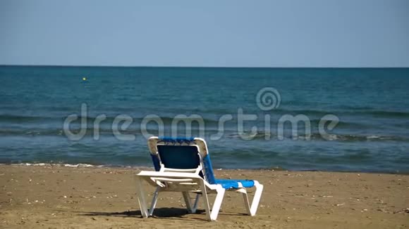 在美丽的野生沙滩上提供一张躺椅和蓝色海景没有人旅游目的地概念视频的预览图