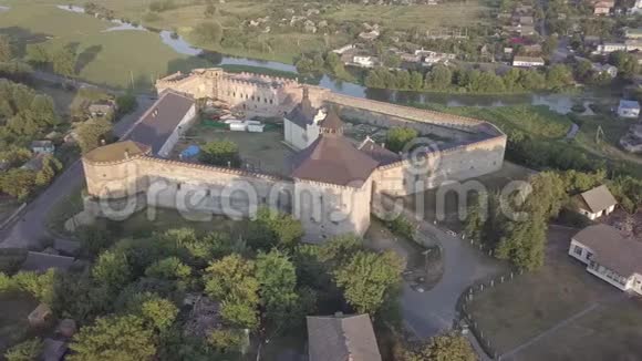 位于乌克兰南部Bug河的Medzhybizh城堡被毁视频的预览图