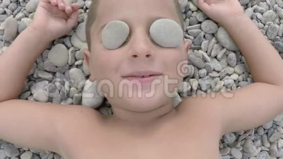 男孩把石头放在你的眼睛上视频的预览图