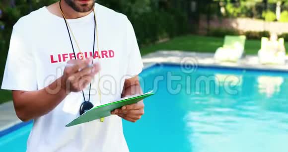 在池边的剪贴板上涂抹救生员书写视频的预览图