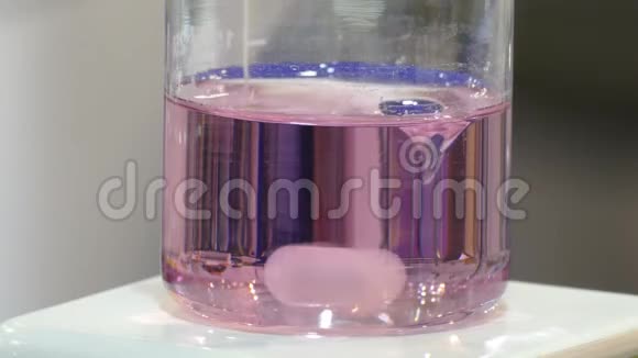 容量与旋转粉红色液体视频的预览图