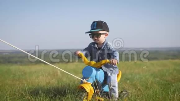戴着滑稽眼镜骑自行车的幼儿帮助骑自行车学习骑自行车的概念视频的预览图
