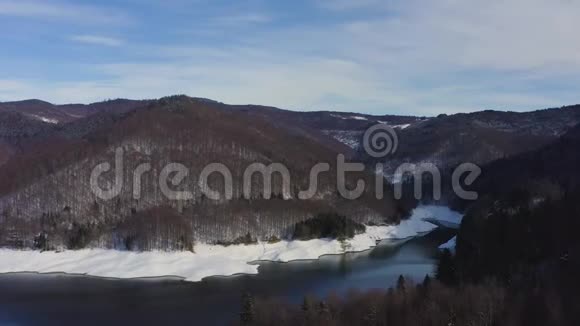 4K航拍片与Vidraru大坝湖视频的预览图