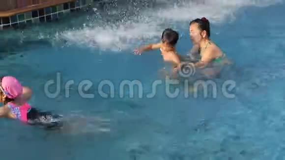 亚洲家庭在游泳池里玩耍视频的预览图