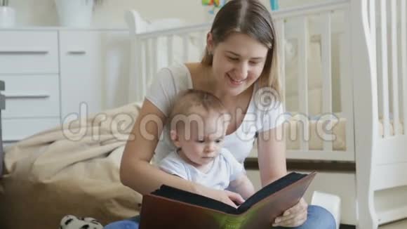 可爱的小男孩和妈妈一起在客厅里看相册视频的预览图