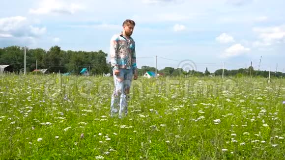 一个绿野里长胡子的时髦男人视频的预览图