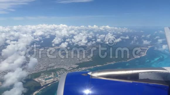 飞机飞越美丽的蓝色海洋墨西哥坎昆视频的预览图