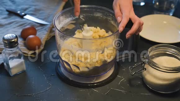 混合配料在搅拌机碗中视频的预览图