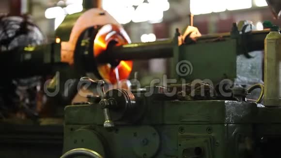 工厂的视频操作中的大型车床现代化的俄罗斯工厂视频的预览图