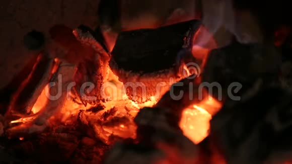 燃烧的煤火视频的预览图