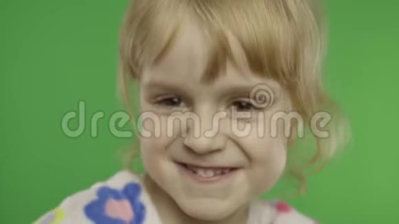 漂亮的女孩在情感上做表情和微笑肖像色度键视频的预览图