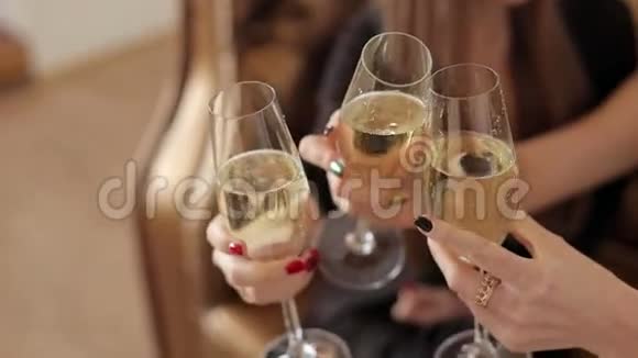 三杯香槟时三杯香槟混合在一起视频的预览图
