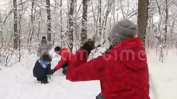 大幸福的家庭在冬季公园玩雪视频的预览图