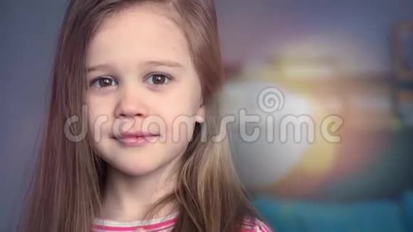 情绪激动的小女孩的肖像用神奇的长臂大拇指视频的预览图