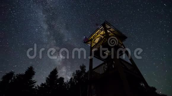 星空与银河翻越望塔时间流逝天文星空之夜4K视频的预览图