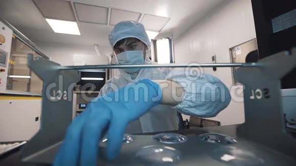 科学家在实验室用湿布清洗放大镜视频的预览图
