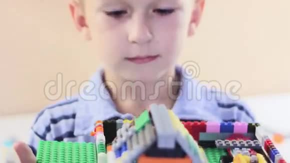 男孩展示设计的玩具屋视频的预览图