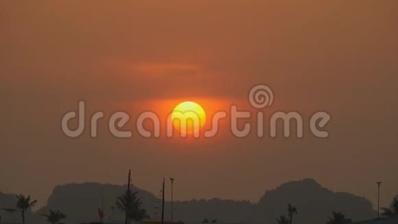 太阳在地平线上的云层中落下视频的预览图